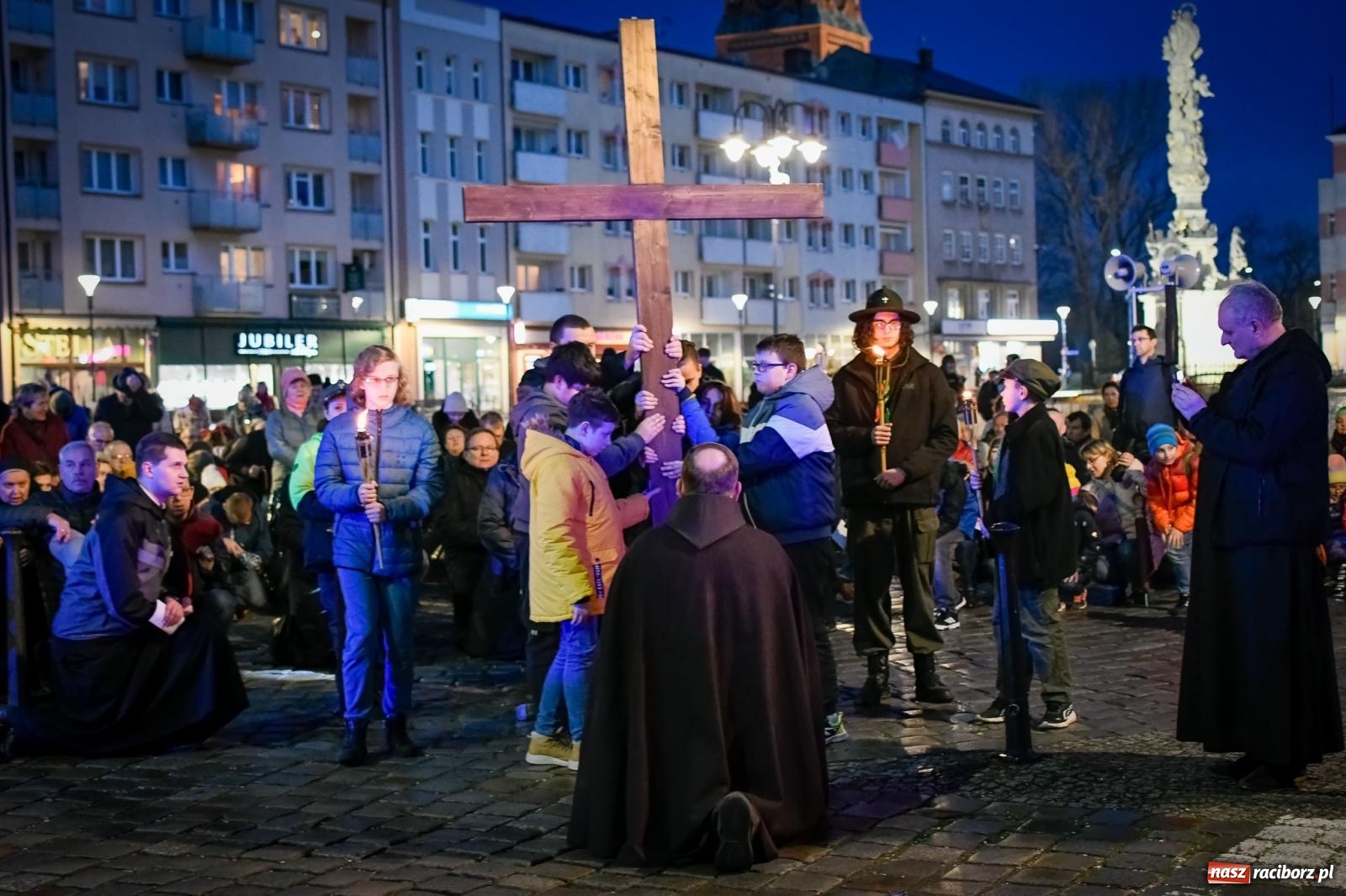 Zdjęcie w galerii na portalu naszraciborz.pl: Droga krzyżowa ulicami Raciborza z rozważaniami o. Cherubina [FOTO i WIDEO] wiadomości z regionu