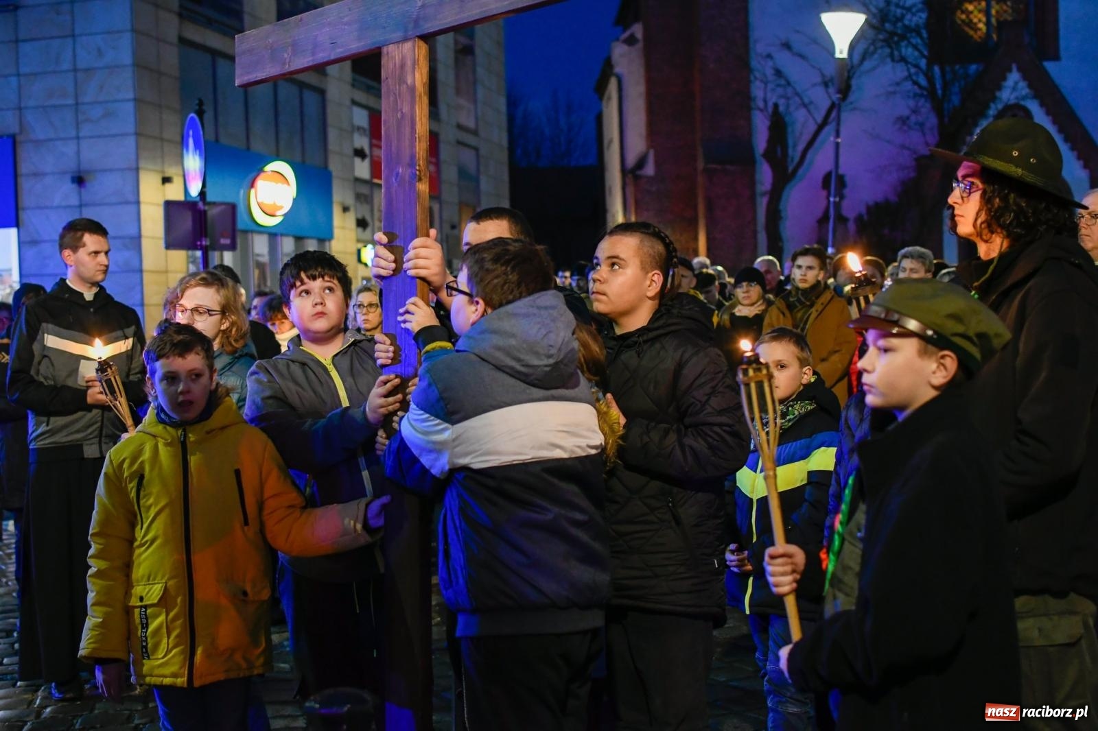 Zdjęcie w galerii na portalu naszraciborz.pl: Droga krzyżowa ulicami Raciborza z rozważaniami o. Cherubina [FOTO i WIDEO] wiadomości z regionu