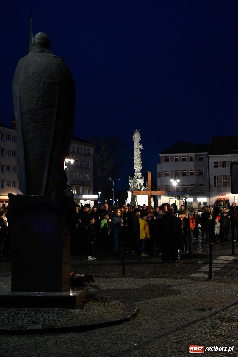Zdjęcie w galerii na portalu naszraciborz.pl: Droga krzyżowa ulicami Raciborza z rozważaniami o. Cherubina [FOTO i WIDEO] wiadomości z regionu