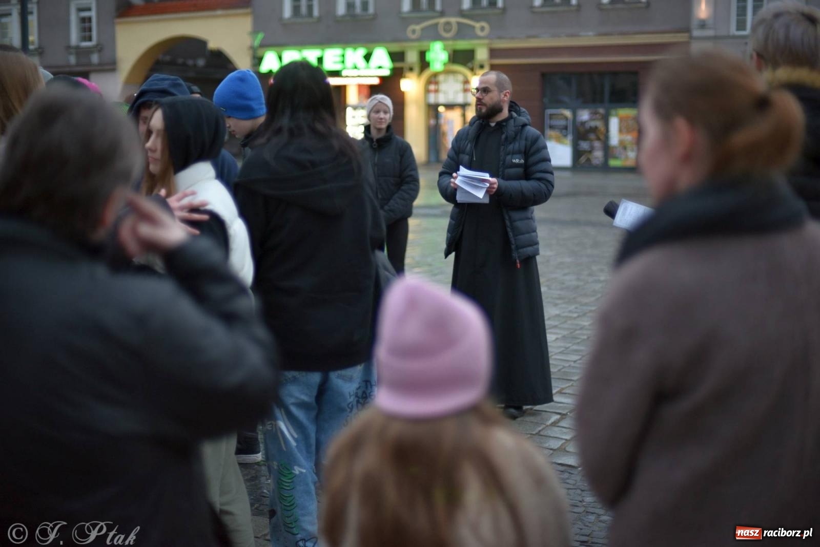 Zdjęcie w galerii na portalu naszraciborz.pl: Droga krzyżowa ulicami Raciborza z rozważaniami o. Cherubina [FOTO i WIDEO] wiadomości z regionu