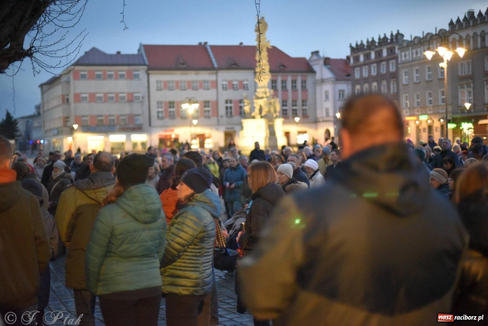 Zdjęcie w galerii na portalu naszraciborz.pl: Droga krzyżowa ulicami Raciborza z rozważaniami o. Cherubina [FOTO i WIDEO] wiadomości z regionu