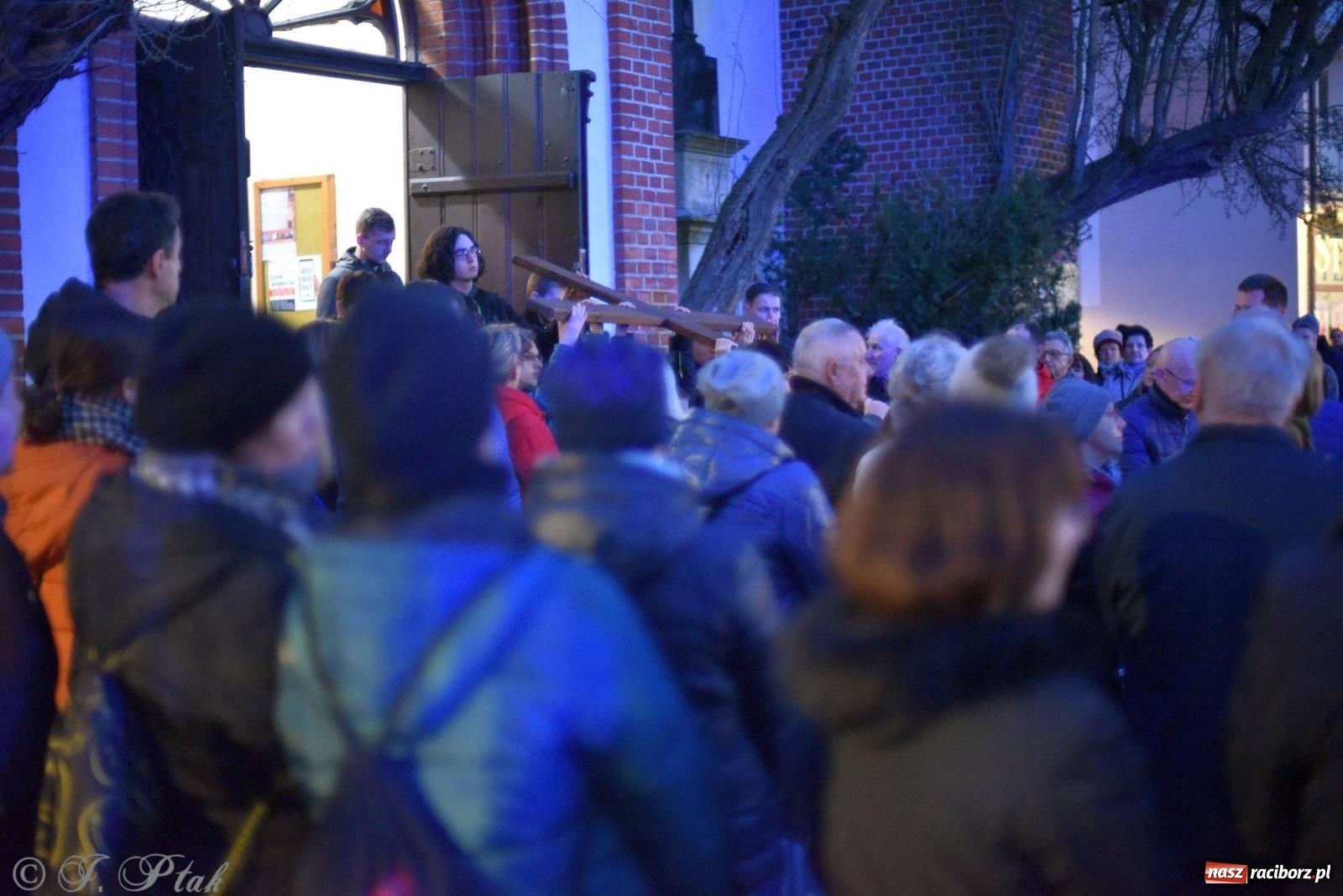Zdjęcie w galerii na portalu naszraciborz.pl: Droga krzyżowa ulicami Raciborza z rozważaniami o. Cherubina [FOTO i WIDEO] wiadomości z regionu