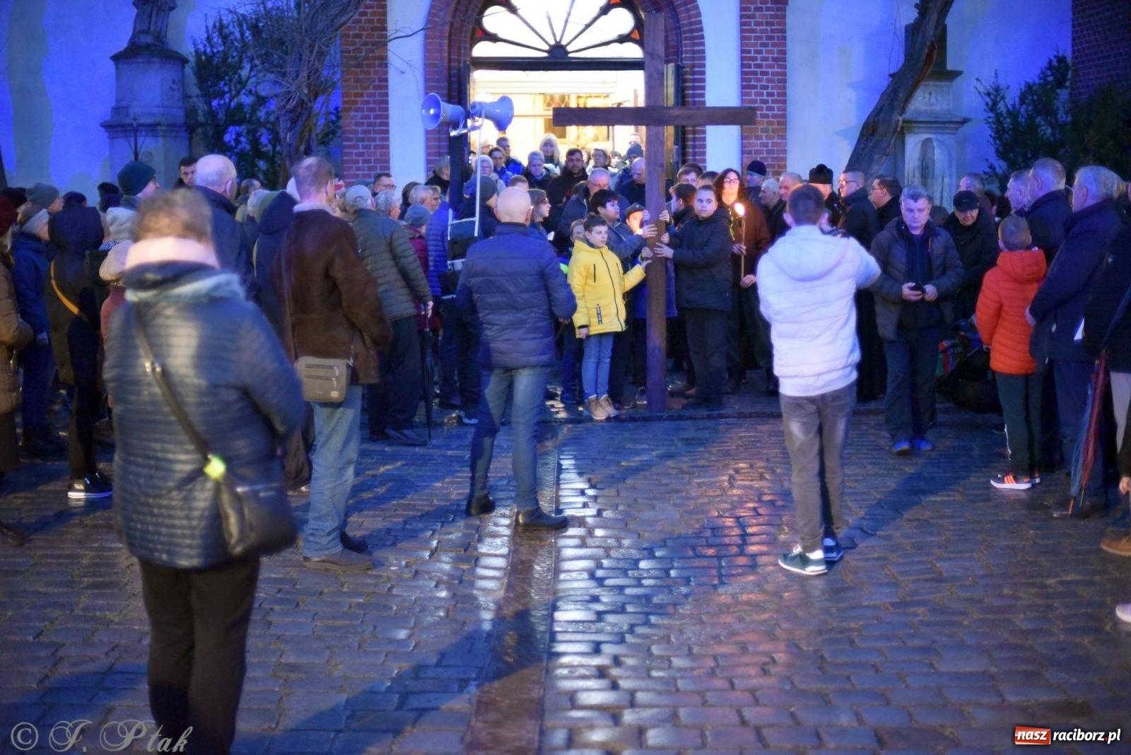 Zdjęcie w galerii na portalu naszraciborz.pl: Droga krzyżowa ulicami Raciborza z rozważaniami o. Cherubina [FOTO i WIDEO] wiadomości z regionu