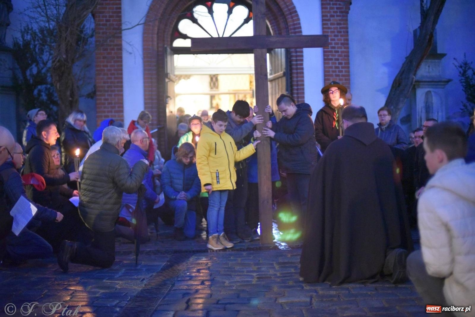 Zdjęcie w galerii na portalu naszraciborz.pl: Droga krzyżowa ulicami Raciborza z rozważaniami o. Cherubina [FOTO i WIDEO] wiadomości z regionu
