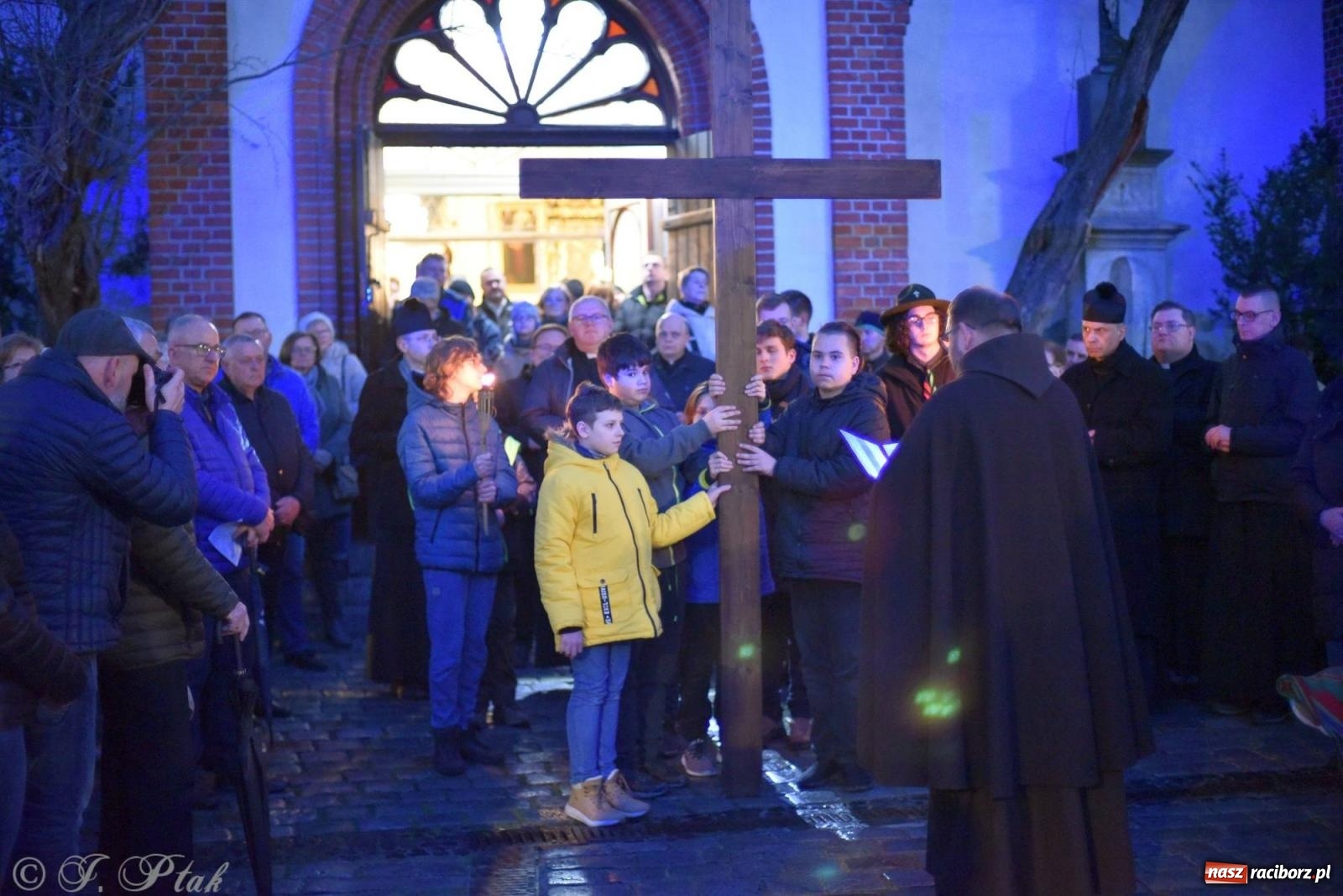 Zdjęcie w galerii na portalu naszraciborz.pl: Droga krzyżowa ulicami Raciborza z rozważaniami o. Cherubina [FOTO i WIDEO] wiadomości z regionu