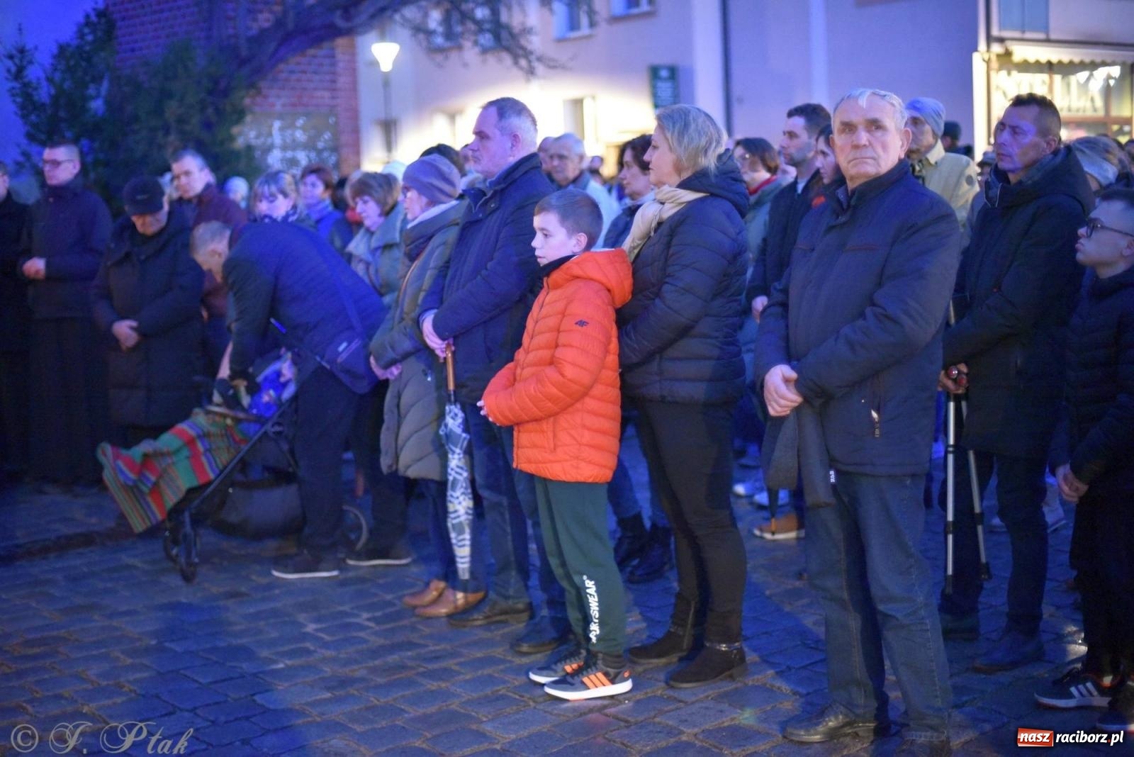 Zdjęcie w galerii na portalu naszraciborz.pl: Droga krzyżowa ulicami Raciborza z rozważaniami o. Cherubina [FOTO i WIDEO] wiadomości z regionu