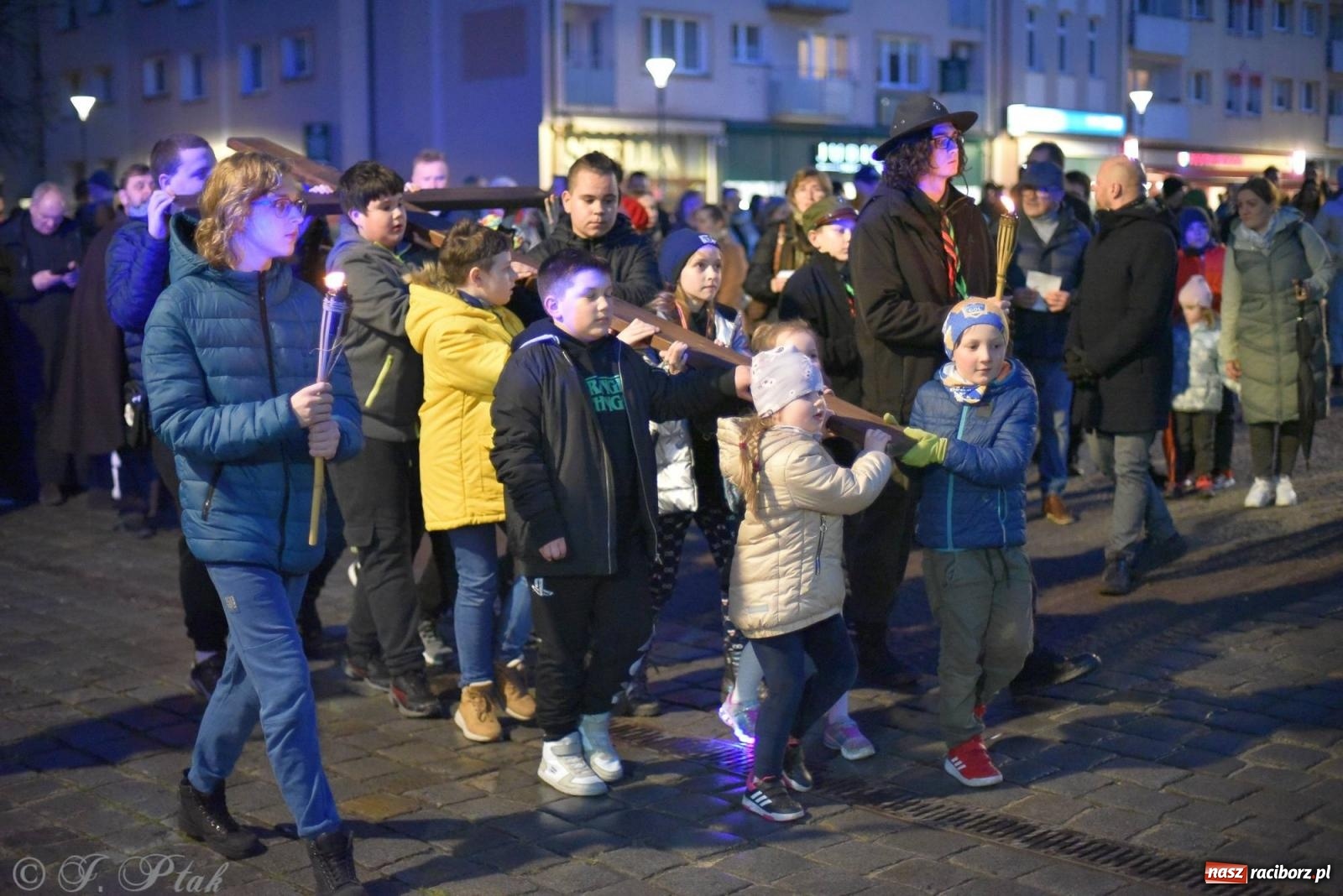 Zdjęcie w galerii na portalu naszraciborz.pl: Droga krzyżowa ulicami Raciborza z rozważaniami o. Cherubina [FOTO i WIDEO] wiadomości z regionu