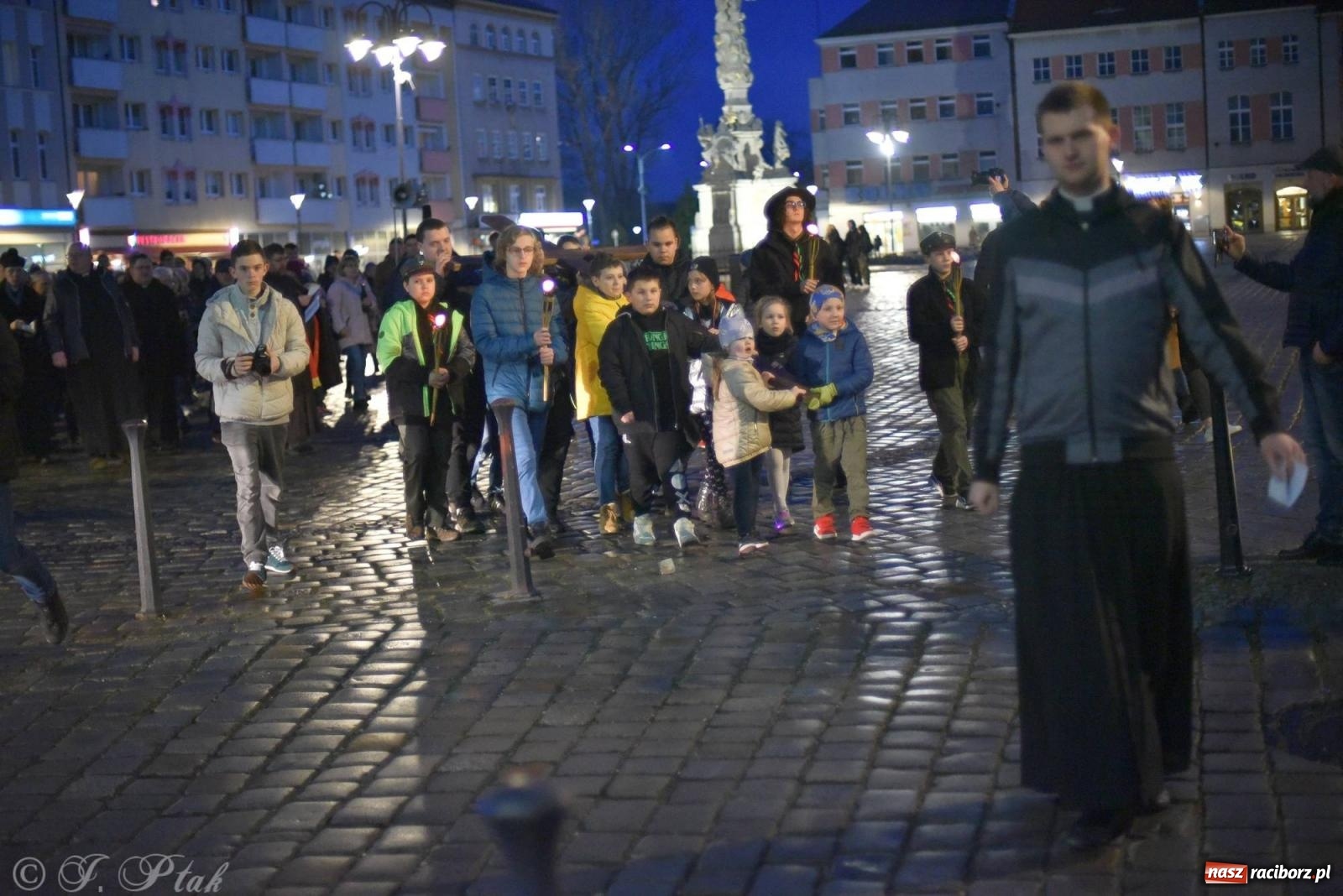 Zdjęcie w galerii na portalu naszraciborz.pl: Droga krzyżowa ulicami Raciborza z rozważaniami o. Cherubina [FOTO i WIDEO] wiadomości z regionu