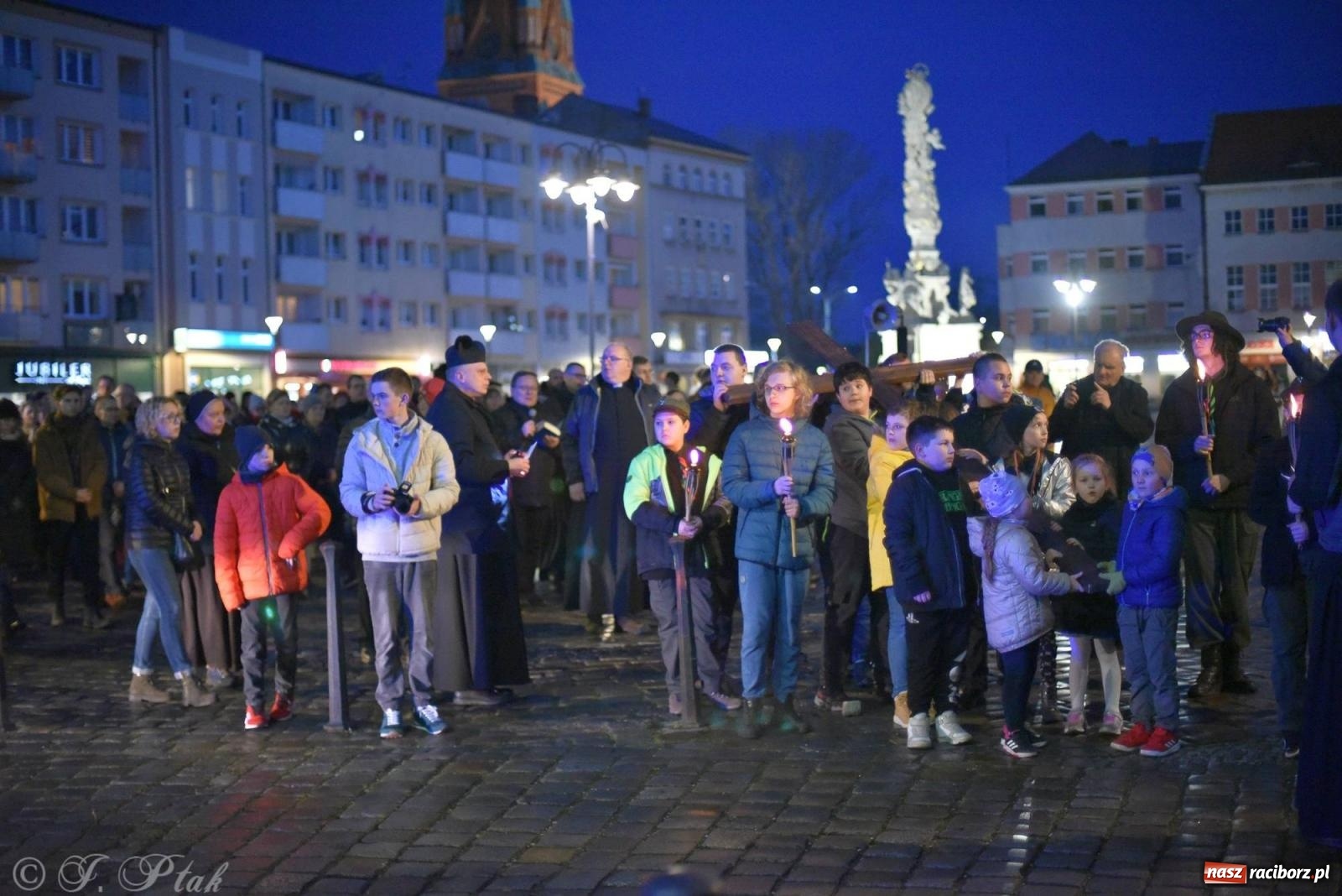 Zdjęcie w galerii na portalu naszraciborz.pl: Droga krzyżowa ulicami Raciborza z rozważaniami o. Cherubina [FOTO i WIDEO] wiadomości z regionu