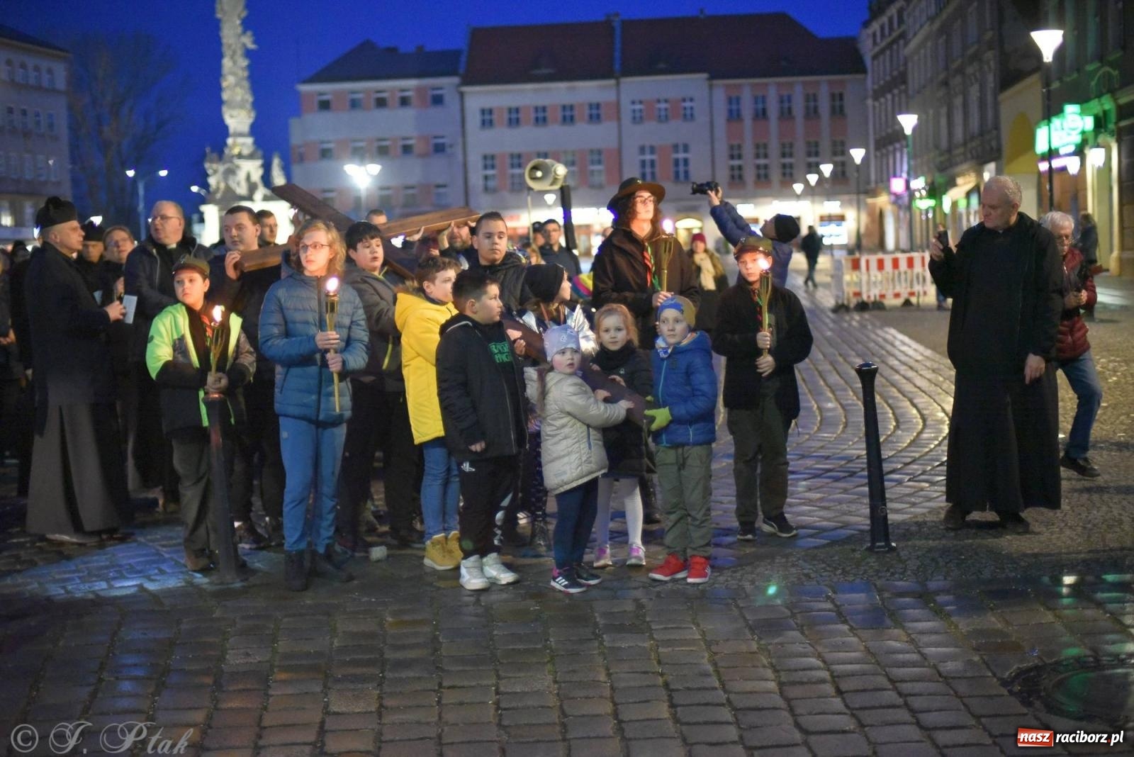 Zdjęcie w galerii na portalu naszraciborz.pl: Droga krzyżowa ulicami Raciborza z rozważaniami o. Cherubina [FOTO i WIDEO] wiadomości z regionu