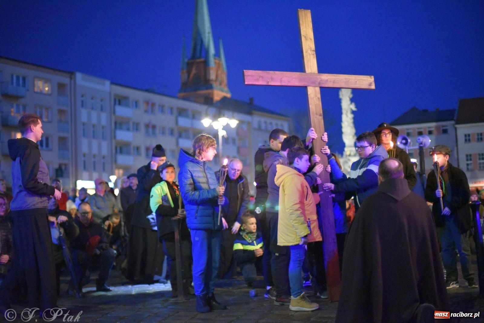Zdjęcie w galerii na portalu naszraciborz.pl: Droga krzyżowa ulicami Raciborza z rozważaniami o. Cherubina [FOTO i WIDEO] wiadomości z regionu