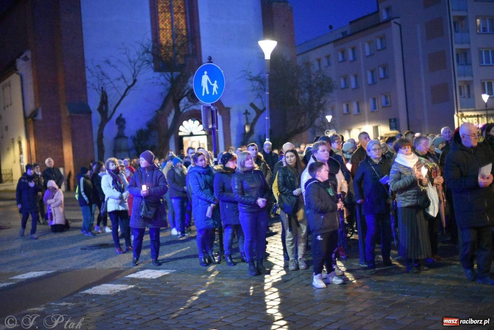 Zdjęcie w galerii na portalu naszraciborz.pl: Droga krzyżowa ulicami Raciborza z rozważaniami o. Cherubina [FOTO i WIDEO] wiadomości z regionu