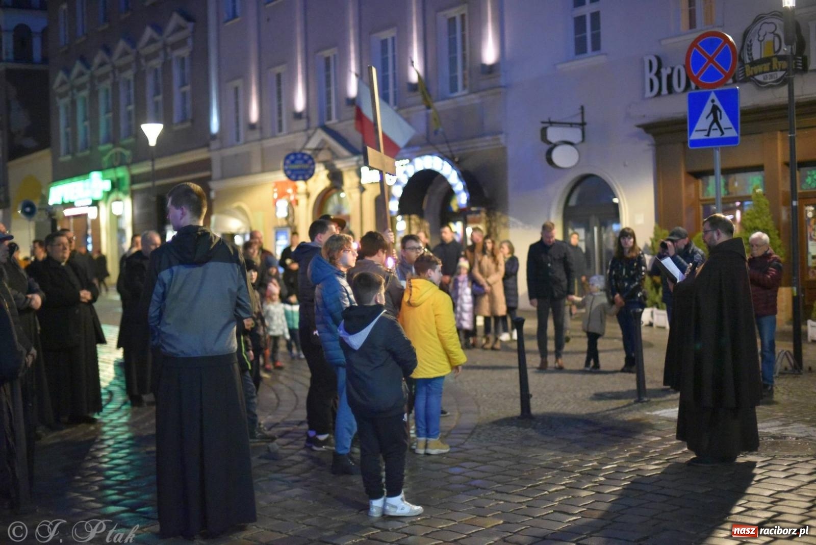 Zdjęcie w galerii na portalu naszraciborz.pl: Droga krzyżowa ulicami Raciborza z rozważaniami o. Cherubina [FOTO i WIDEO] wiadomości z regionu