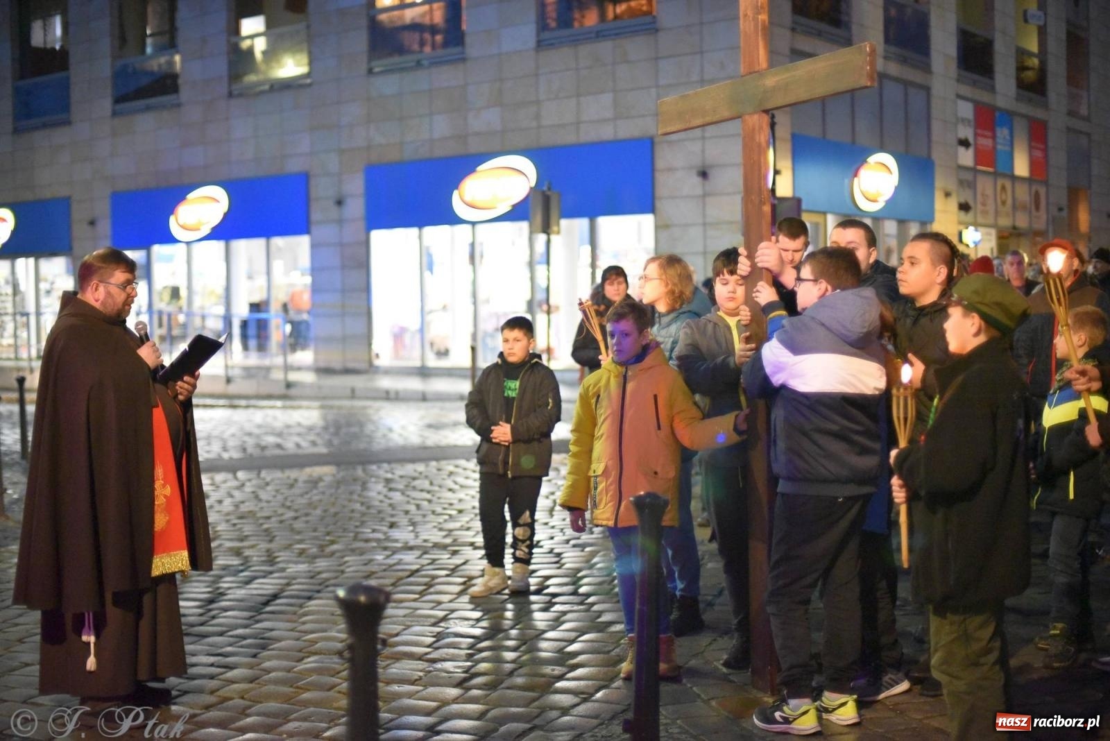 Zdjęcie w galerii na portalu naszraciborz.pl: Droga krzyżowa ulicami Raciborza z rozważaniami o. Cherubina [FOTO i WIDEO] wiadomości z regionu