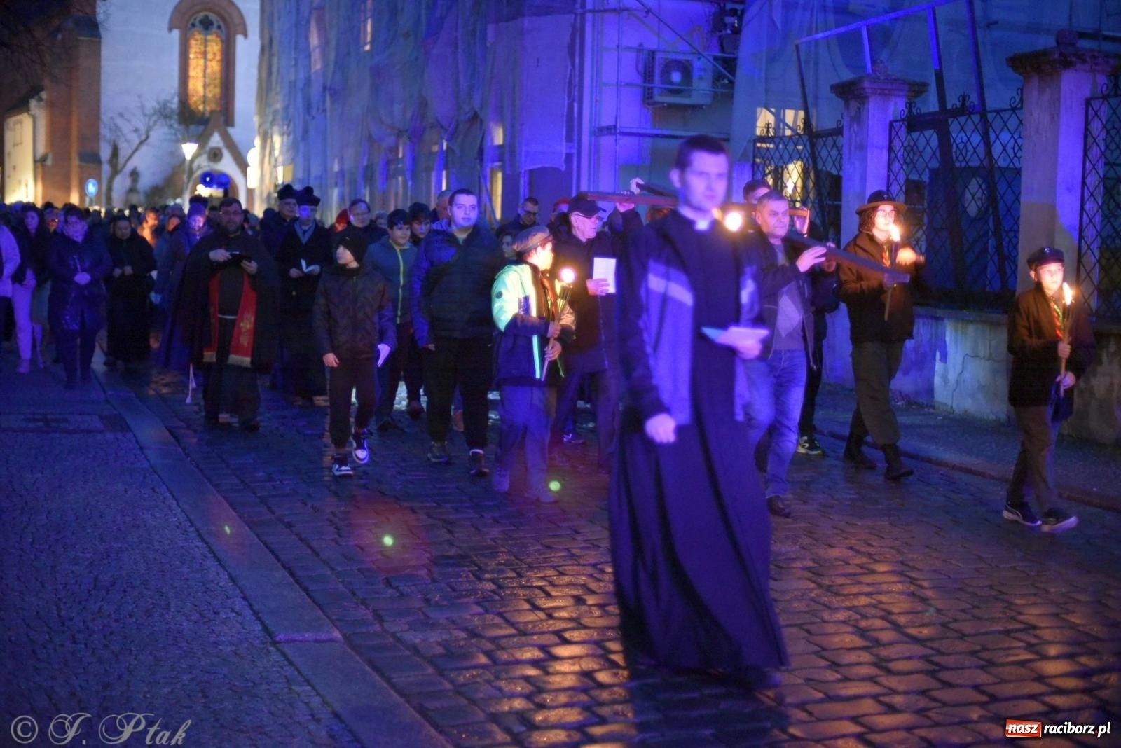 Zdjęcie w galerii na portalu naszraciborz.pl: Droga krzyżowa ulicami Raciborza z rozważaniami o. Cherubina [FOTO i WIDEO] wiadomości z regionu