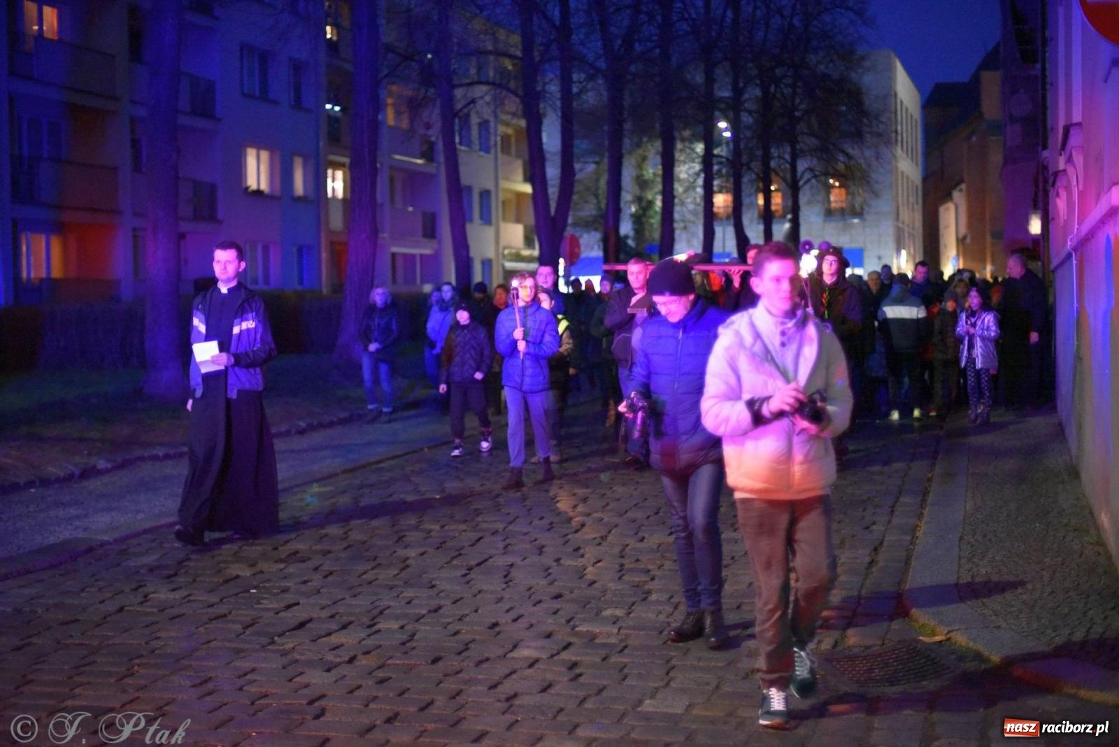 Zdjęcie w galerii na portalu naszraciborz.pl: Droga krzyżowa ulicami Raciborza z rozważaniami o. Cherubina [FOTO i WIDEO] wiadomości z regionu