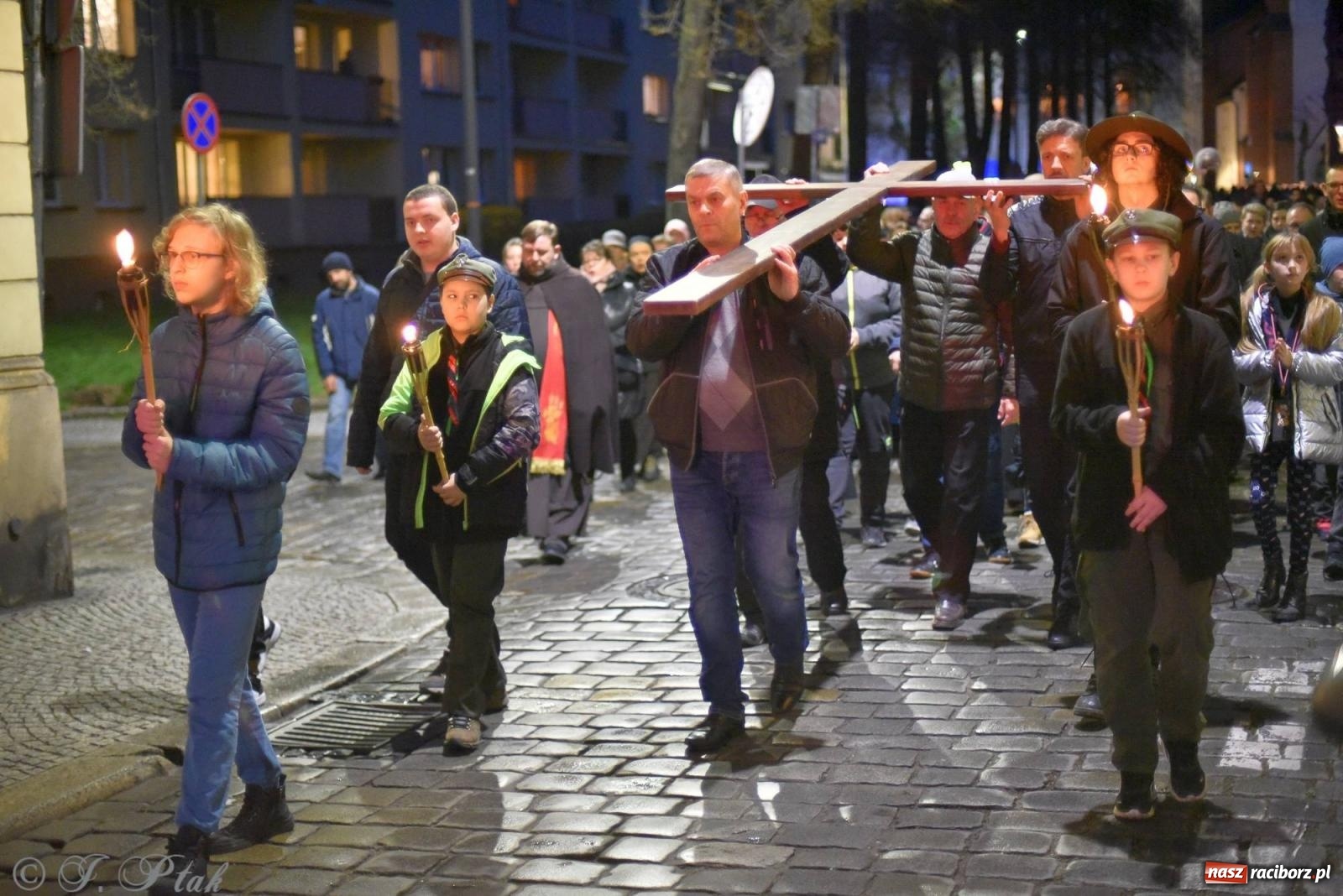Zdjęcie w galerii na portalu naszraciborz.pl: Droga krzyżowa ulicami Raciborza z rozważaniami o. Cherubina [FOTO i WIDEO] wiadomości z regionu