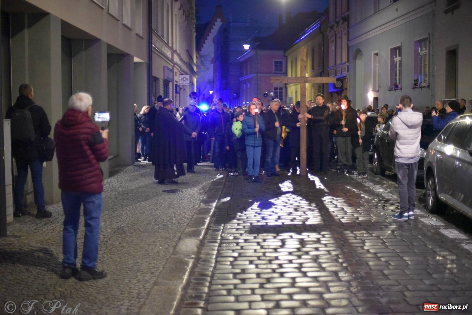 Zdjęcie w galerii na portalu naszraciborz.pl: Droga krzyżowa ulicami Raciborza z rozważaniami o. Cherubina [FOTO i WIDEO] wiadomości z regionu