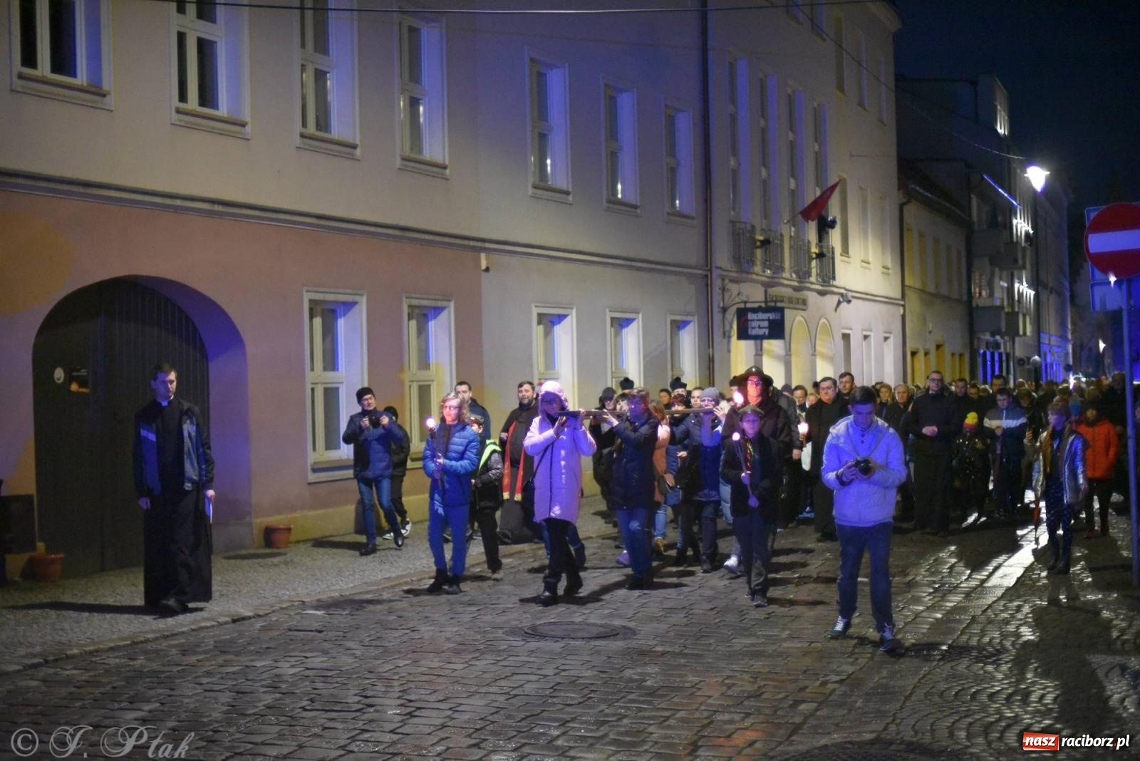 Zdjęcie w galerii na portalu naszraciborz.pl: Droga krzyżowa ulicami Raciborza z rozważaniami o. Cherubina [FOTO i WIDEO] wiadomości z regionu