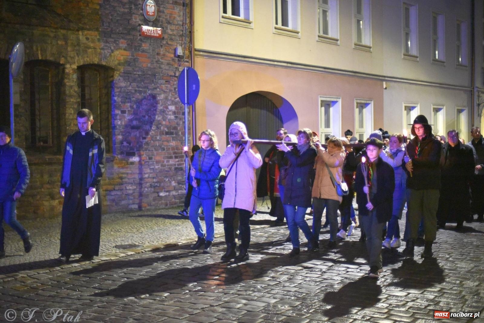 Zdjęcie w galerii na portalu naszraciborz.pl: Droga krzyżowa ulicami Raciborza z rozważaniami o. Cherubina [FOTO i WIDEO] wiadomości z regionu