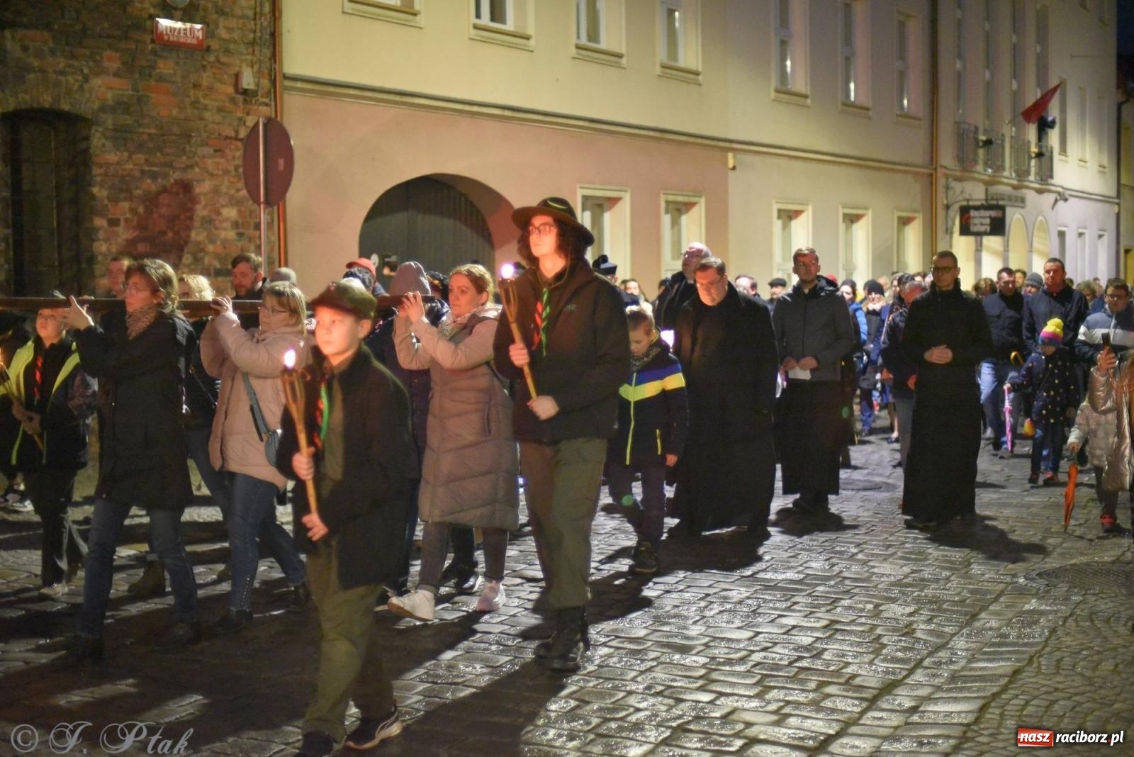Zdjęcie w galerii na portalu naszraciborz.pl: Droga krzyżowa ulicami Raciborza z rozważaniami o. Cherubina [FOTO i WIDEO] wiadomości z regionu