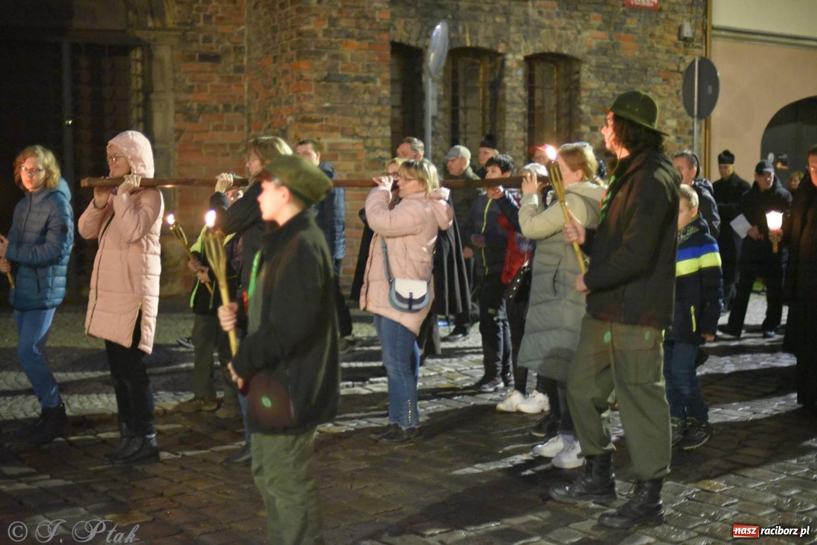 Zdjęcie w galerii na portalu naszraciborz.pl: Droga krzyżowa ulicami Raciborza z rozważaniami o. Cherubina [FOTO i WIDEO] wiadomości z regionu