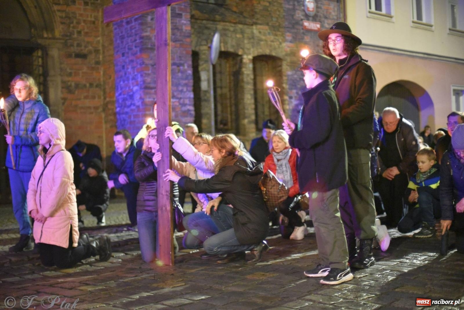 Zdjęcie w galerii na portalu naszraciborz.pl: Droga krzyżowa ulicami Raciborza z rozważaniami o. Cherubina [FOTO i WIDEO] wiadomości z regionu