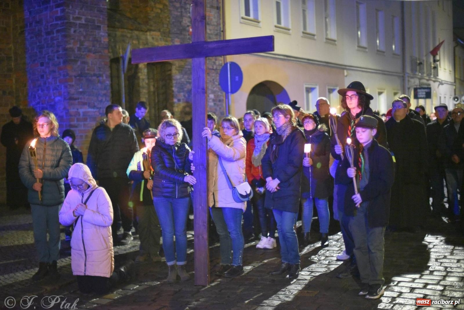 Zdjęcie w galerii na portalu naszraciborz.pl: Droga krzyżowa ulicami Raciborza z rozważaniami o. Cherubina [FOTO i WIDEO] wiadomości z regionu