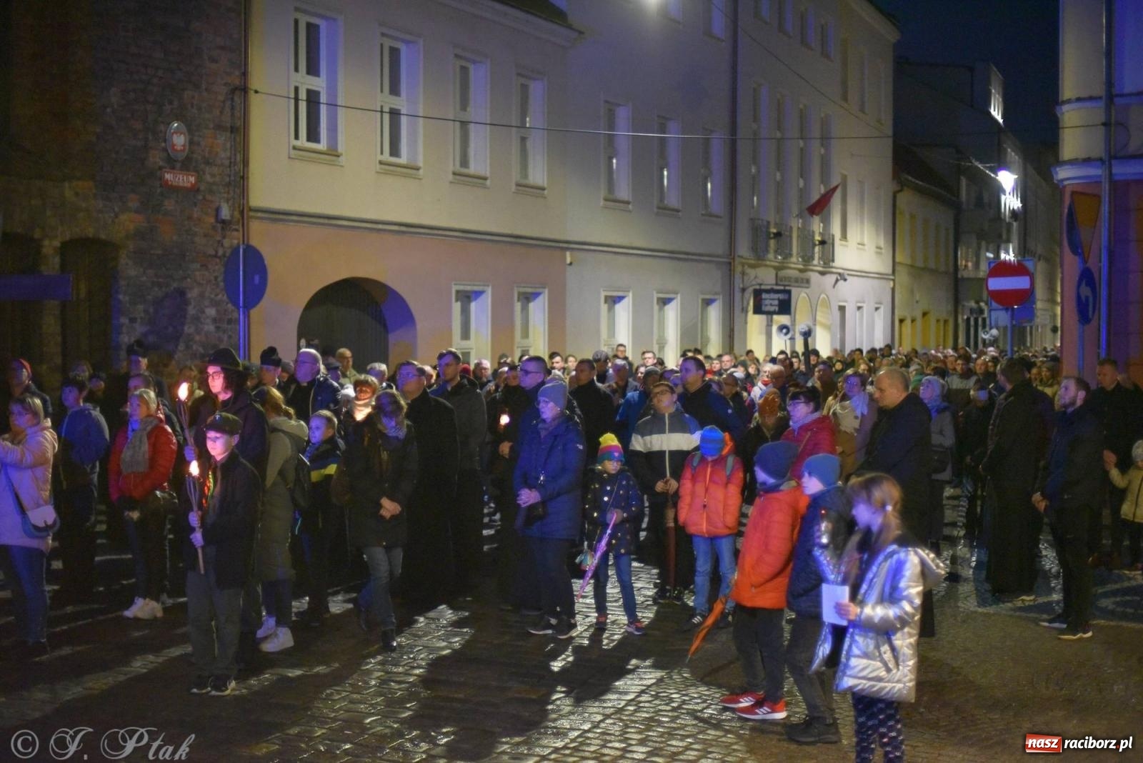 Zdjęcie w galerii na portalu naszraciborz.pl: Droga krzyżowa ulicami Raciborza z rozważaniami o. Cherubina [FOTO i WIDEO] wiadomości z regionu