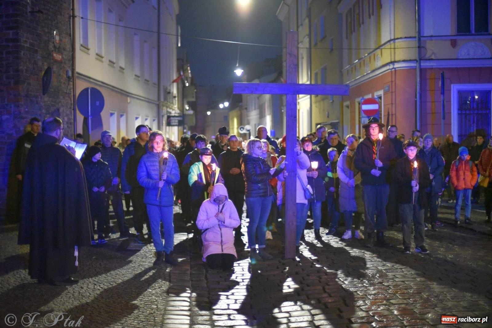 Zdjęcie w galerii na portalu naszraciborz.pl: Droga krzyżowa ulicami Raciborza z rozważaniami o. Cherubina [FOTO i WIDEO] wiadomości z regionu