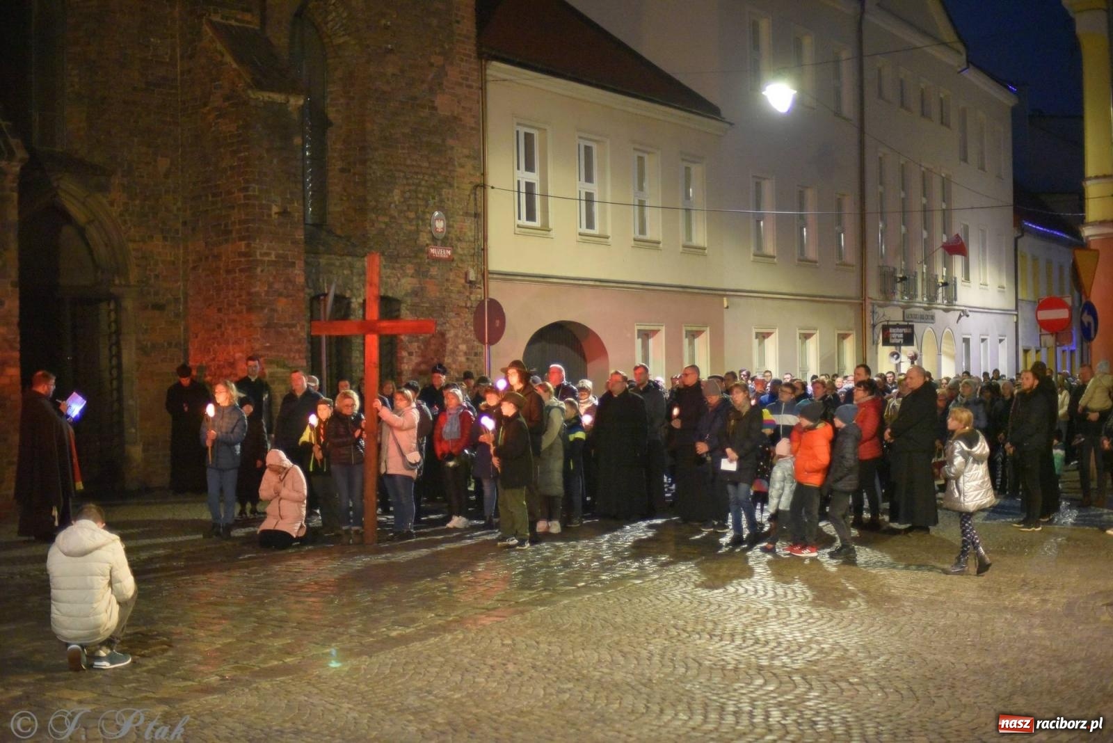 Zdjęcie w galerii na portalu naszraciborz.pl: Droga krzyżowa ulicami Raciborza z rozważaniami o. Cherubina [FOTO i WIDEO] wiadomości z regionu