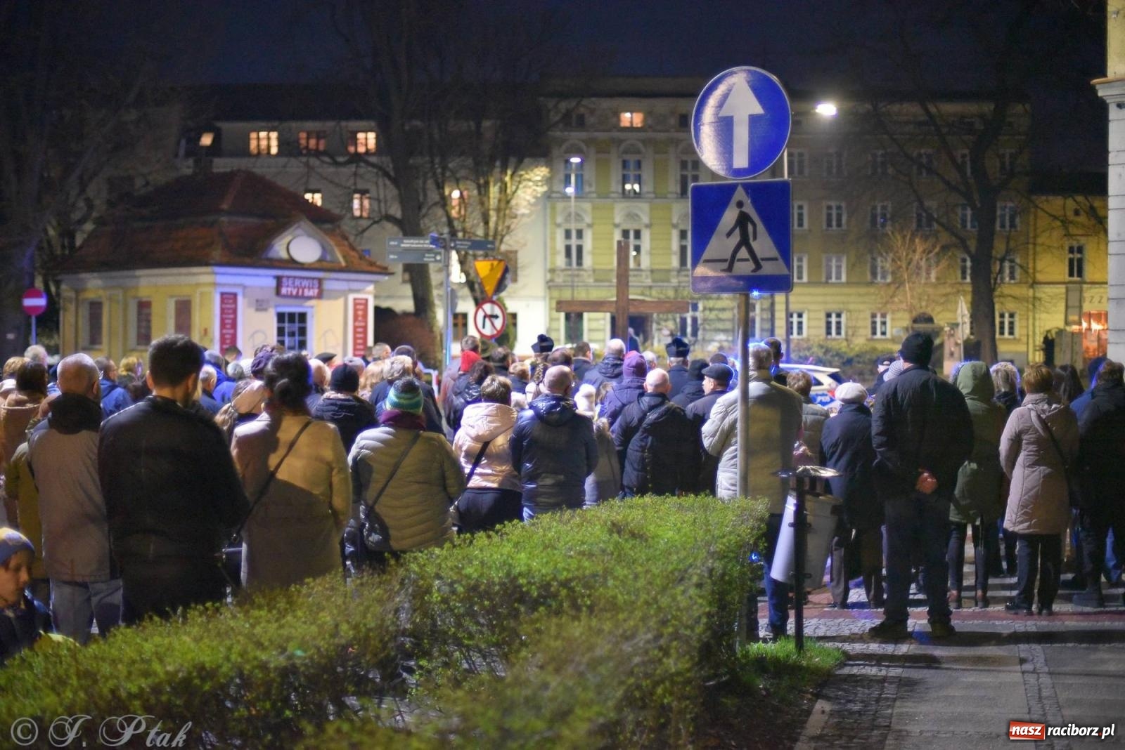 Zdjęcie w galerii na portalu naszraciborz.pl: Droga krzyżowa ulicami Raciborza z rozważaniami o. Cherubina [FOTO i WIDEO] wiadomości z regionu
