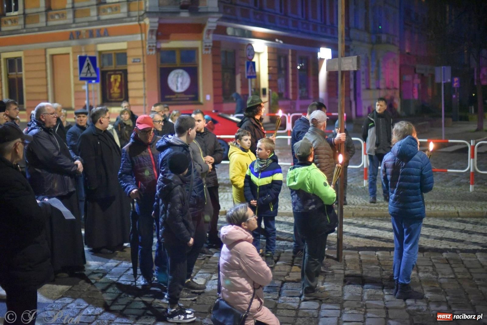 Zdjęcie w galerii na portalu naszraciborz.pl: Droga krzyżowa ulicami Raciborza z rozważaniami o. Cherubina [FOTO i WIDEO] wiadomości z regionu