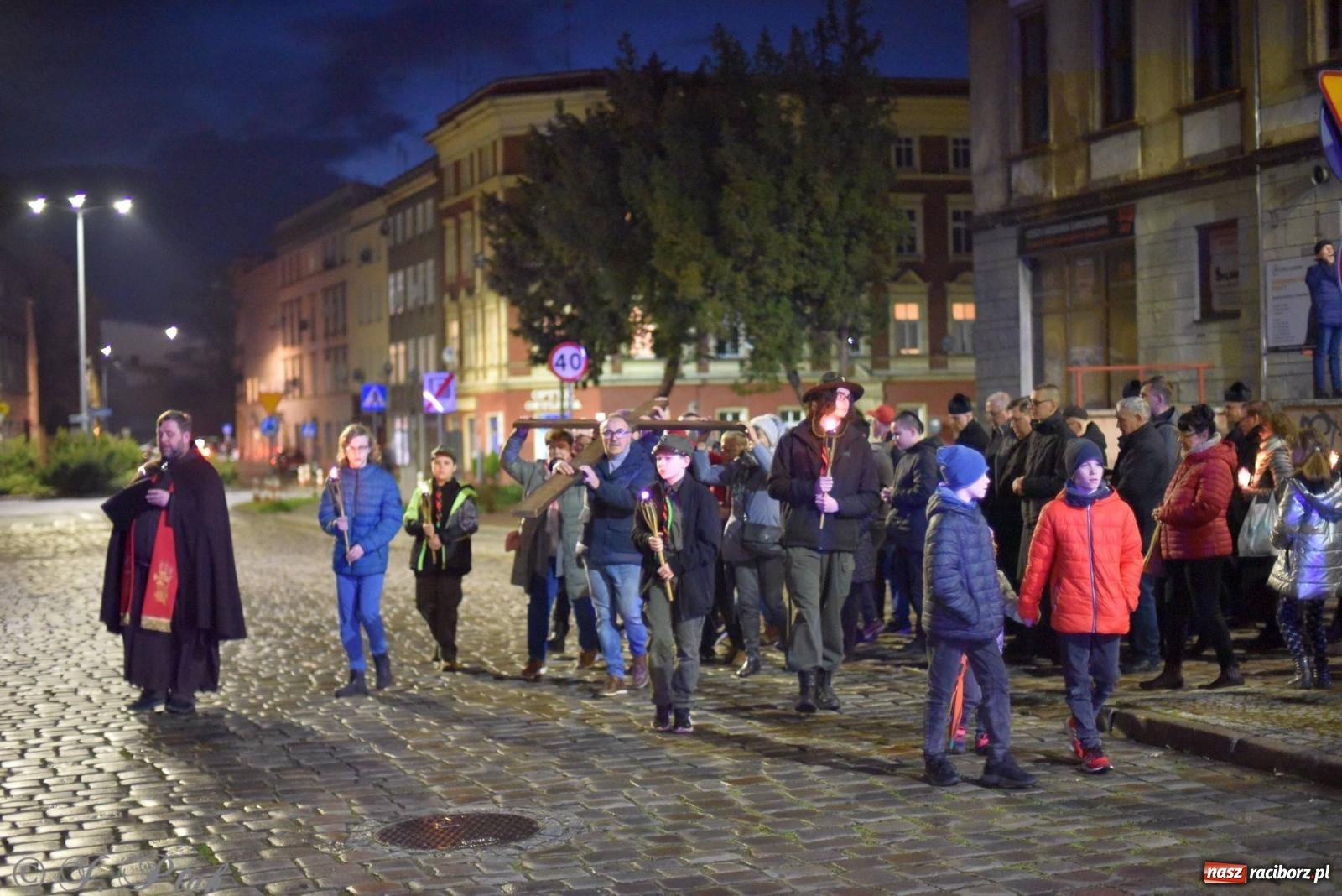 Zdjęcie w galerii na portalu naszraciborz.pl: Droga krzyżowa ulicami Raciborza z rozważaniami o. Cherubina [FOTO i WIDEO] wiadomości z regionu