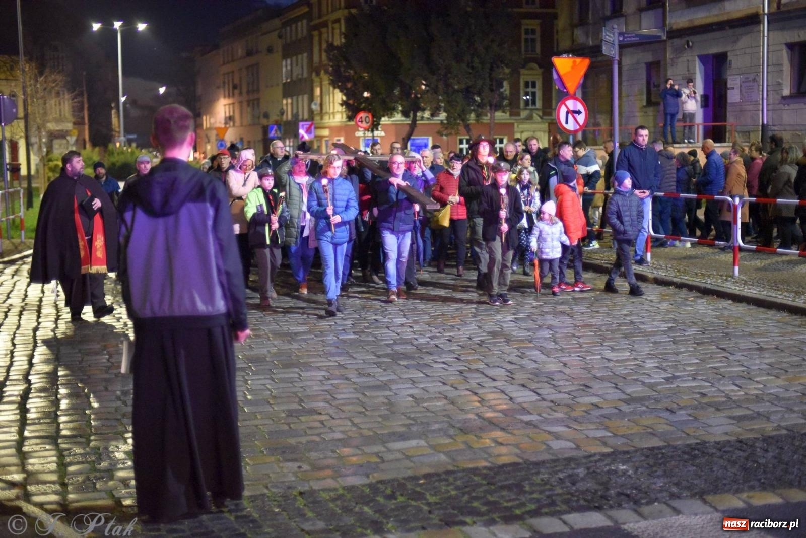 Zdjęcie w galerii na portalu naszraciborz.pl: Droga krzyżowa ulicami Raciborza z rozważaniami o. Cherubina [FOTO i WIDEO] wiadomości z regionu