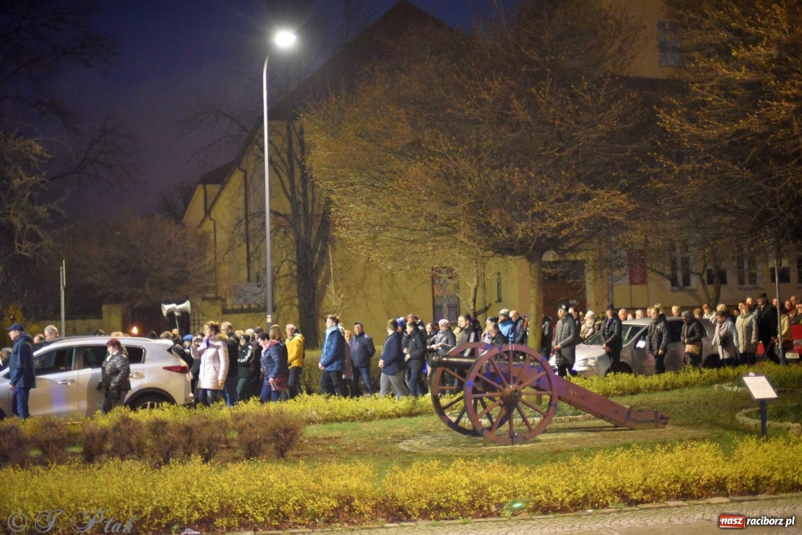 Zdjęcie w galerii na portalu naszraciborz.pl: Droga krzyżowa ulicami Raciborza z rozważaniami o. Cherubina [FOTO i WIDEO] wiadomości z regionu