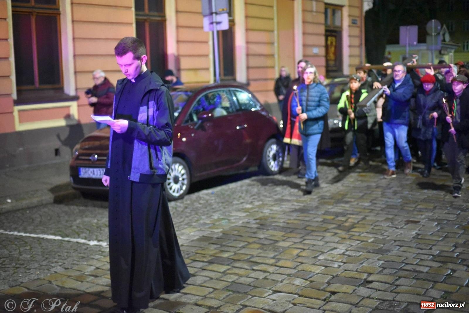 Zdjęcie w galerii na portalu naszraciborz.pl: Droga krzyżowa ulicami Raciborza z rozważaniami o. Cherubina [FOTO i WIDEO] wiadomości z regionu