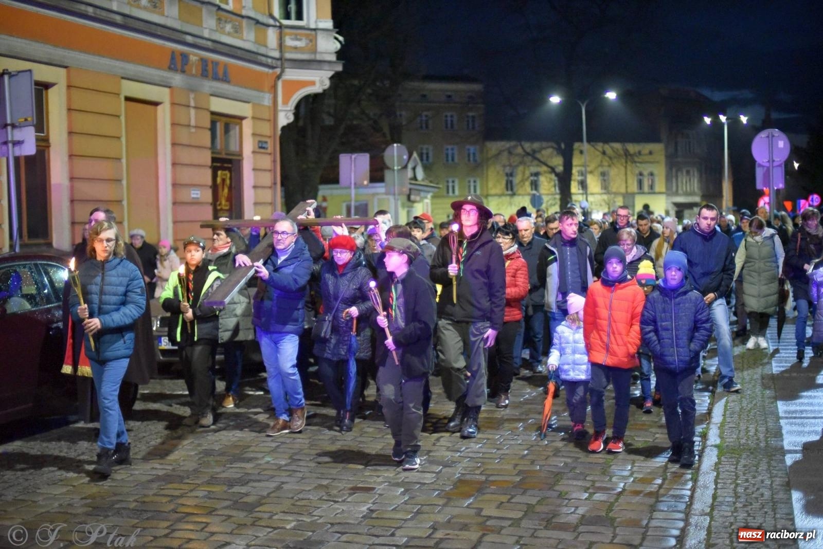 Zdjęcie w galerii na portalu naszraciborz.pl: Droga krzyżowa ulicami Raciborza z rozważaniami o. Cherubina [FOTO i WIDEO] wiadomości z regionu