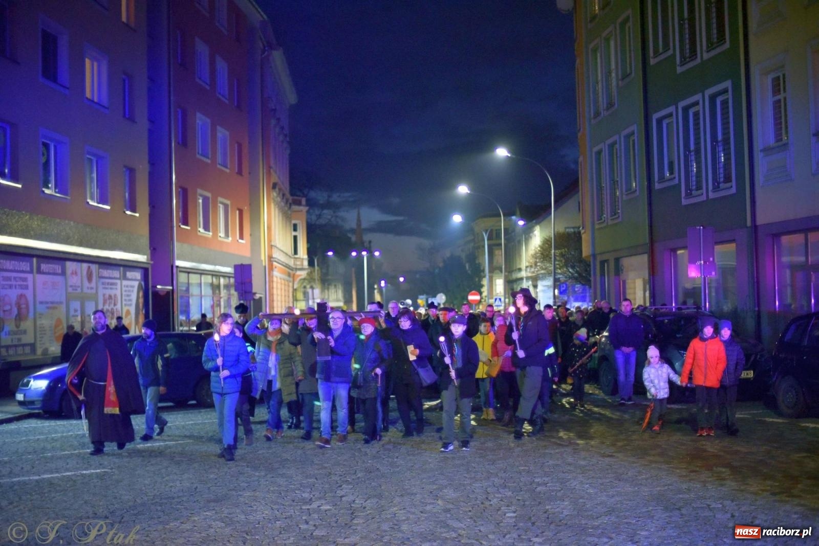 Zdjęcie w galerii na portalu naszraciborz.pl: Droga krzyżowa ulicami Raciborza z rozważaniami o. Cherubina [FOTO i WIDEO] wiadomości z regionu