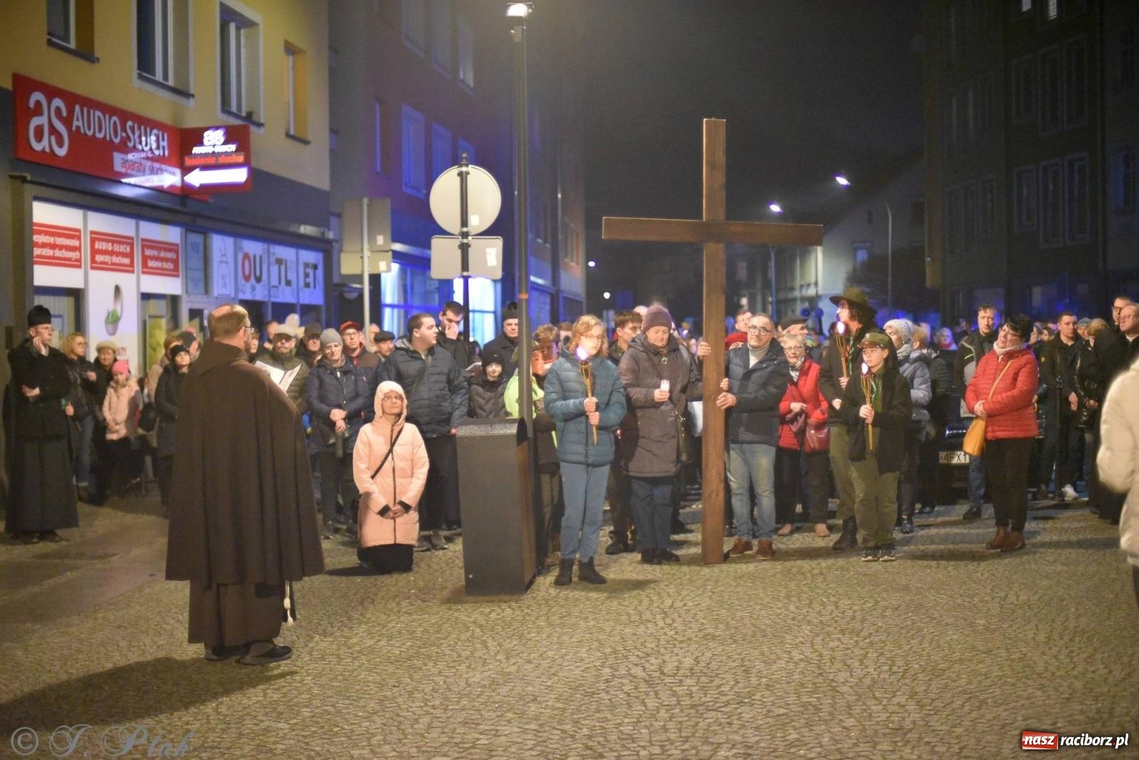 Zdjęcie w galerii na portalu naszraciborz.pl: Droga krzyżowa ulicami Raciborza z rozważaniami o. Cherubina [FOTO i WIDEO] wiadomości z regionu