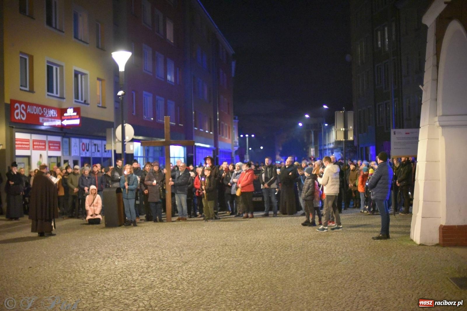 Zdjęcie w galerii na portalu naszraciborz.pl: Droga krzyżowa ulicami Raciborza z rozważaniami o. Cherubina [FOTO i WIDEO] wiadomości z regionu