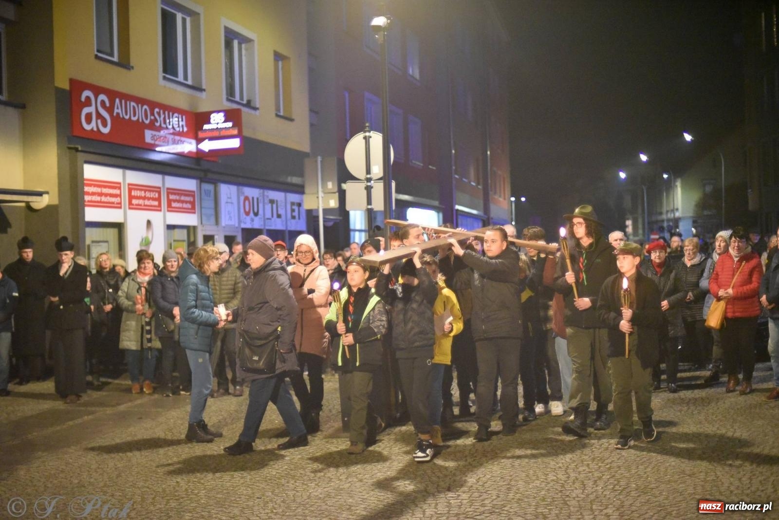 Zdjęcie w galerii na portalu naszraciborz.pl: Droga krzyżowa ulicami Raciborza z rozważaniami o. Cherubina [FOTO i WIDEO] wiadomości z regionu