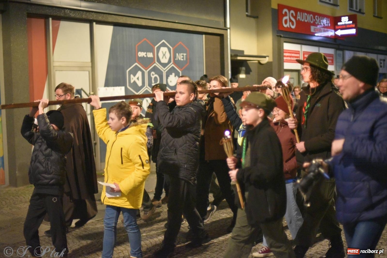 Zdjęcie w galerii na portalu naszraciborz.pl: Droga krzyżowa ulicami Raciborza z rozważaniami o. Cherubina [FOTO i WIDEO] wiadomości z regionu
