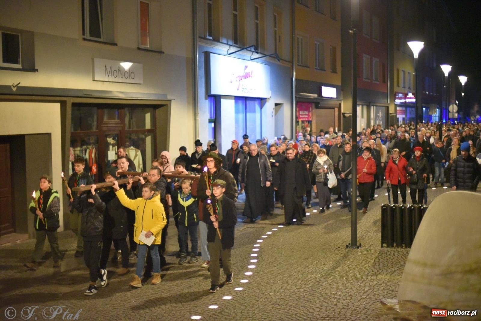 Zdjęcie w galerii na portalu naszraciborz.pl: Droga krzyżowa ulicami Raciborza z rozważaniami o. Cherubina [FOTO i WIDEO] wiadomości z regionu