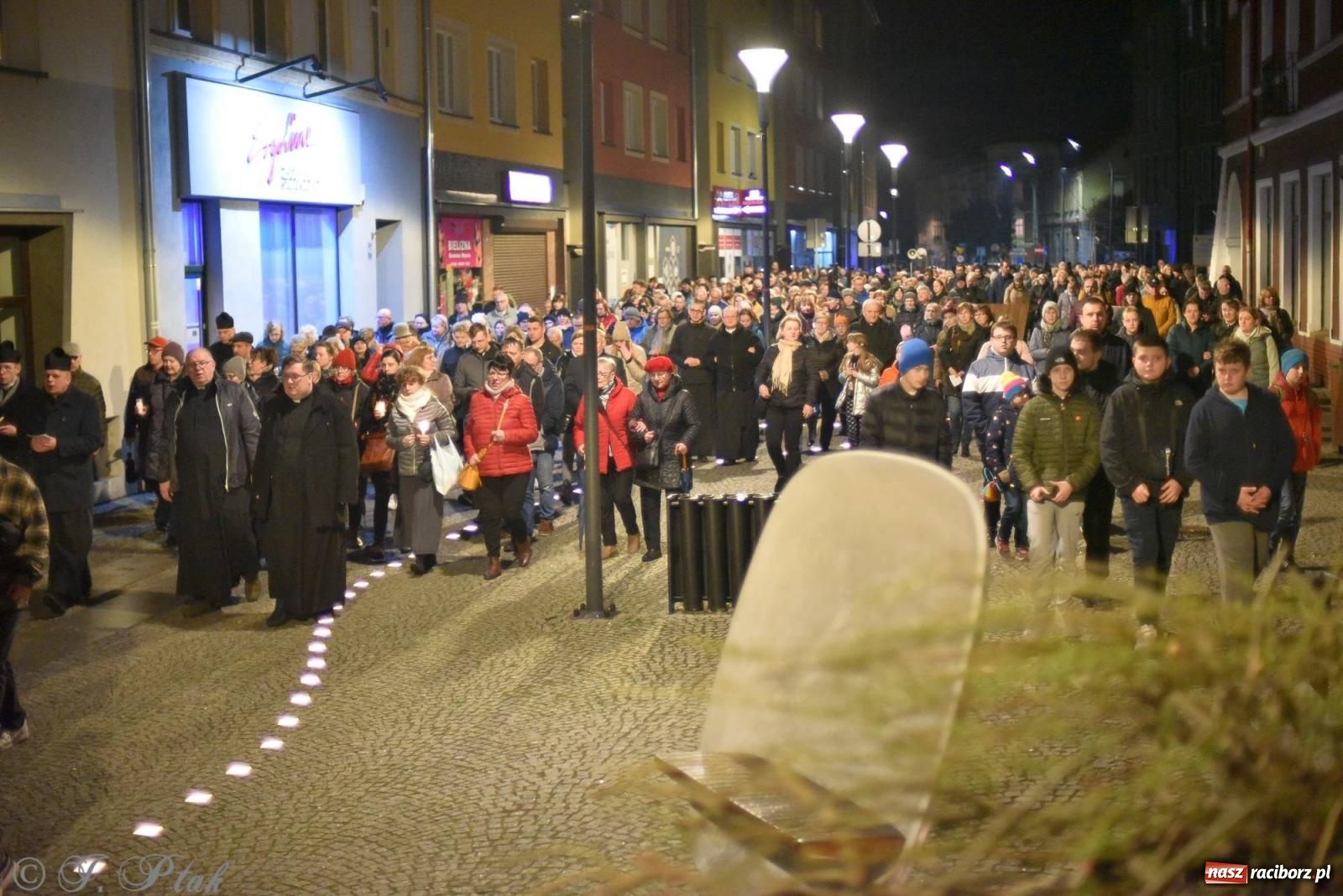 Zdjęcie w galerii na portalu naszraciborz.pl: Droga krzyżowa ulicami Raciborza z rozważaniami o. Cherubina [FOTO i WIDEO] wiadomości z regionu