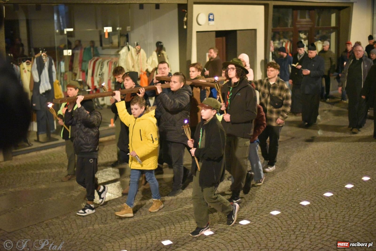 Zdjęcie w galerii na portalu naszraciborz.pl: Droga krzyżowa ulicami Raciborza z rozważaniami o. Cherubina [FOTO i WIDEO] wiadomości z regionu