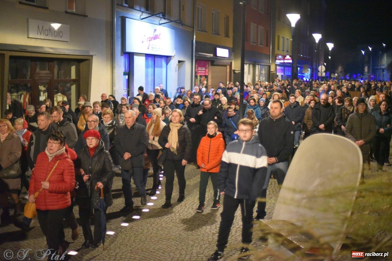 Zdjęcie w galerii na portalu naszraciborz.pl: Droga krzyżowa ulicami Raciborza z rozważaniami o. Cherubina [FOTO i WIDEO] wiadomości z regionu