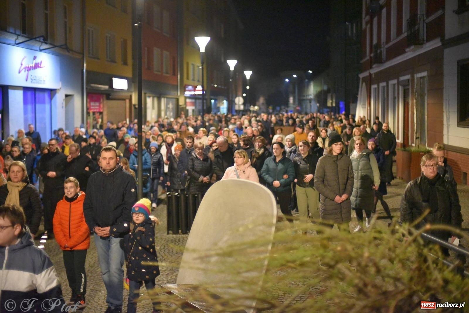 Zdjęcie w galerii na portalu naszraciborz.pl: Droga krzyżowa ulicami Raciborza z rozważaniami o. Cherubina [FOTO i WIDEO] wiadomości z regionu
