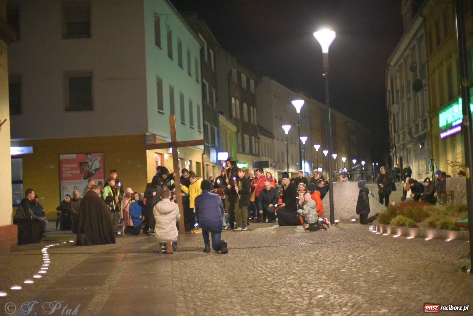 Zdjęcie w galerii na portalu naszraciborz.pl: Droga krzyżowa ulicami Raciborza z rozważaniami o. Cherubina [FOTO i WIDEO] wiadomości z regionu
