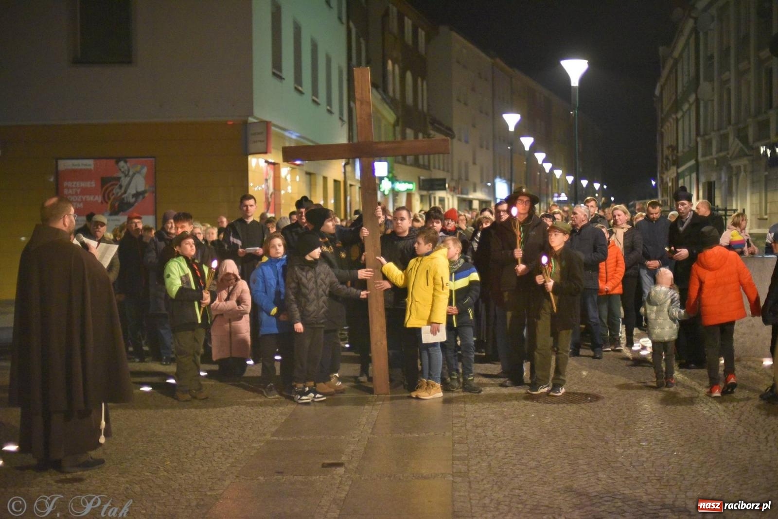 Zdjęcie w galerii na portalu naszraciborz.pl: Droga krzyżowa ulicami Raciborza z rozważaniami o. Cherubina [FOTO i WIDEO] wiadomości z regionu